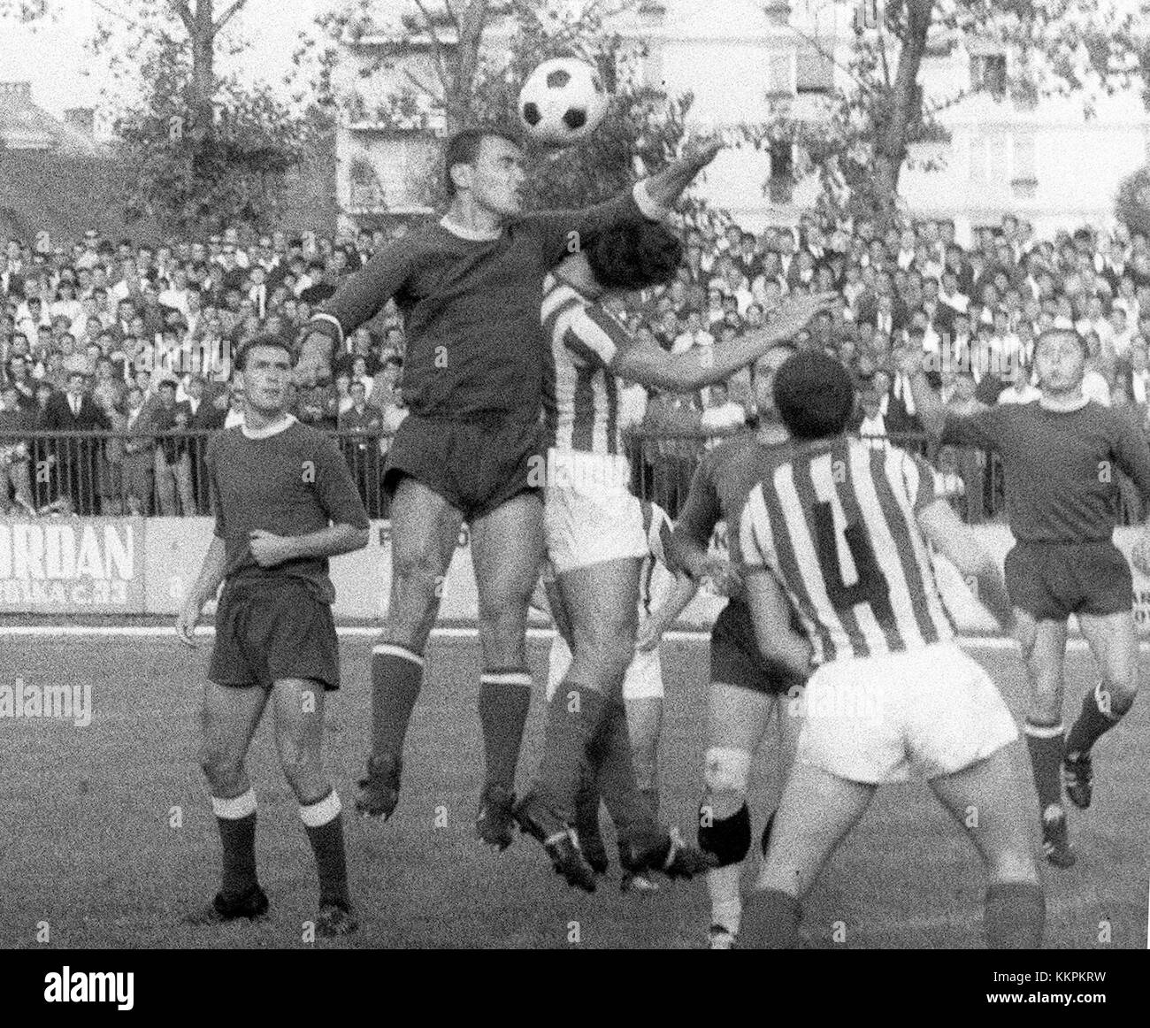 Le match de football de 1967 entre Maribor et Proleter Zrenjanin dans la première Ligue fédérale de la République fédérative socialiste de Yougoslavie (SFRJ) est un événement notable dans l'histoire du football yougoslave. Le match souligne la nature compétitive de la ligue à cette époque et reflète la popularité du football en Yougoslavie. Banque D'Images