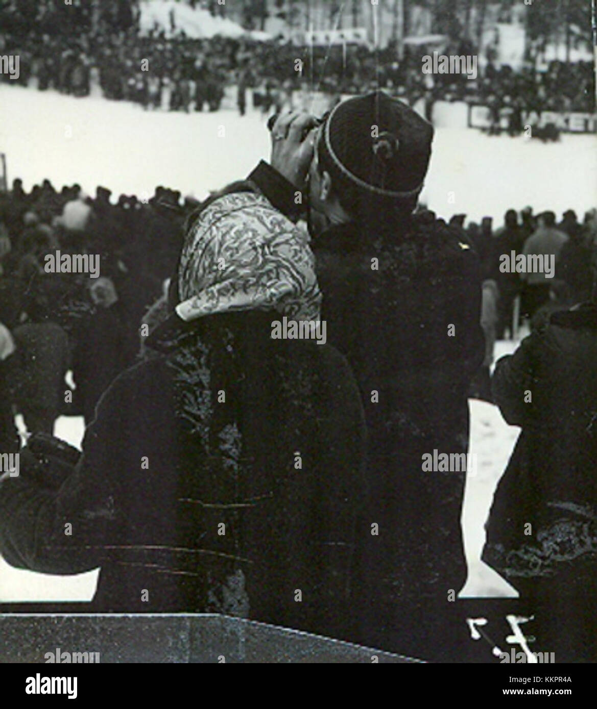 Une image capturant un sauteur à ski en vol, vu à travers des jumelles, lors de la compétition 1969 à Planica. La photographie souligne la forme de l'athlète et l'intensité de l'événement. Banque D'Images