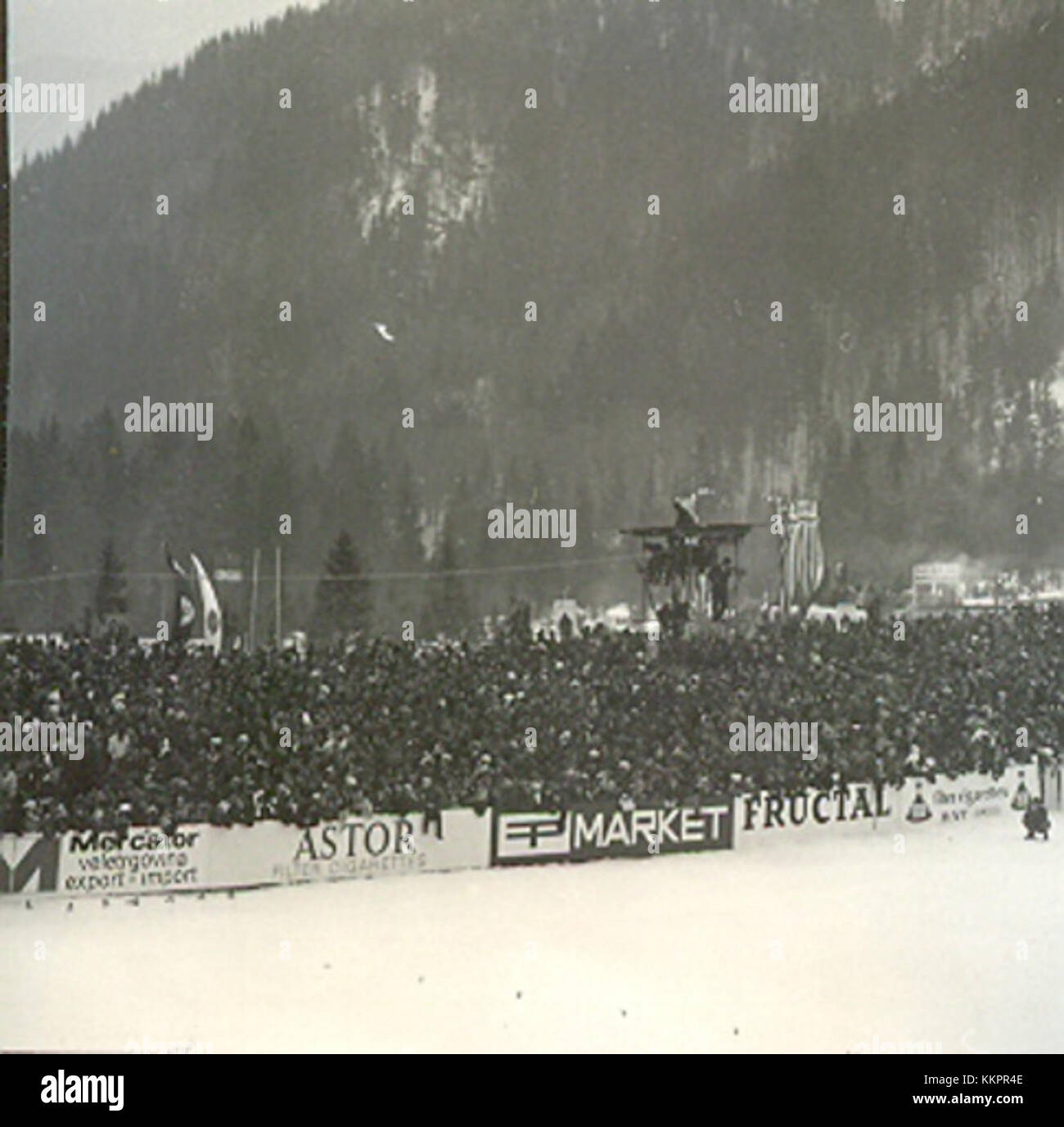Gledalci v Planici 1969 fait référence à un groupe de spectateurs sur la piste de saut à ski Planica en Slovénie. L'événement de 1969 s'inscrivait dans une tradition plus large de compétitions de saut à ski dans la région, attirant de grandes foules et mettant en vedette des performances sportives dans les sports d'hiver. Banque D'Images