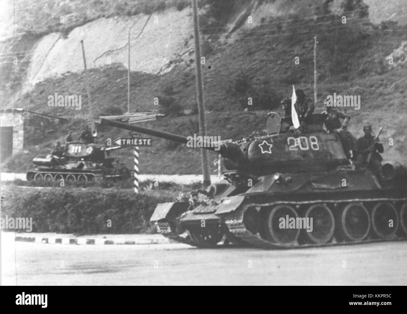 Le titre fait référence au Tanka IV, un navire notable impliqué dans des activités maritimes, avec son orientation opérationnelle dans le port de Trieste. Il représente une part importante de l'histoire maritime de la région. Banque D'Images