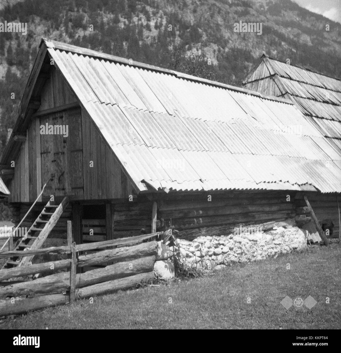 Komacov hlev, situé à Log Trenta, est une grange historique datant de 1952. La structure reflète l'architecture agricole traditionnelle et sert de repère culturel dans la région. Banque D'Images