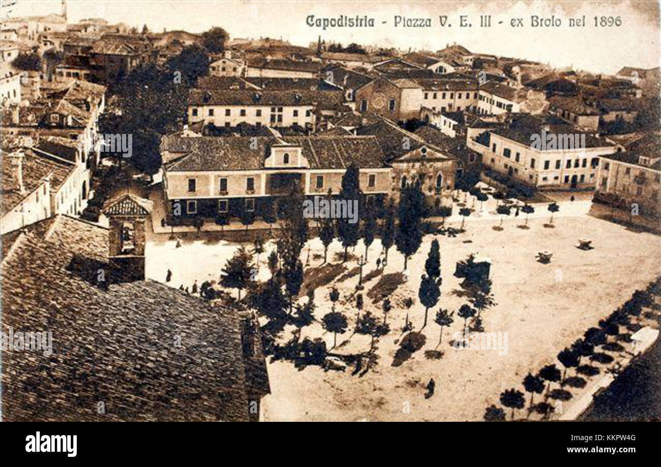 Razglednica Kopra Trg Brolo fait référence à une carte postale vintage de 1927 montrant la place de la ville (Trg Brolo) à Koper, Slovénie, capturant l'architecture historique et la culture locale. Banque D'Images