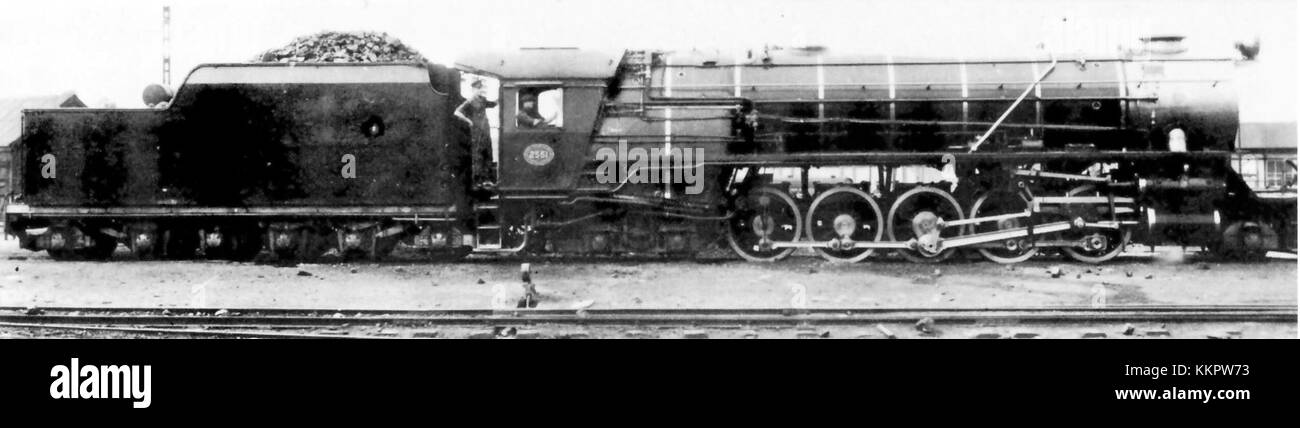 Classe 21 non. 2551 est une locomotive spécifique de la série Class 21. Ces trains ont été utilisés dans différentes régions pour le transport de passagers et de marchandises, connus pour leur robustesse et leurs performances fiables. Banque D'Images