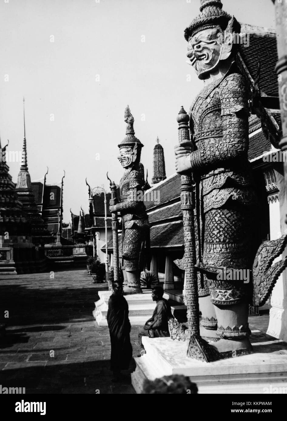 À Bangkok, en Thaïlande, des figures élaborées et colorées ornent les entrées des temples bouddhistes, servant de gardiens. Ces chiffres reflètent les riches traditions culturelles et religieuses de la ville. Banque D'Images