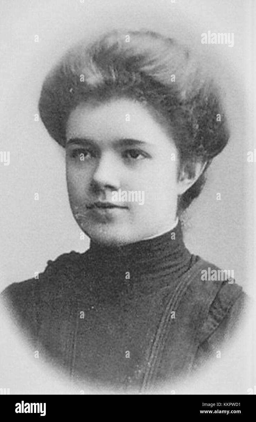 Yekaterina Desnitskaya, jeune talent dans le monde du ballet classique, est photographiée à l'âge de 14 ans, démontrant grâce et compétence dans ses premières années de formation. Banque D'Images