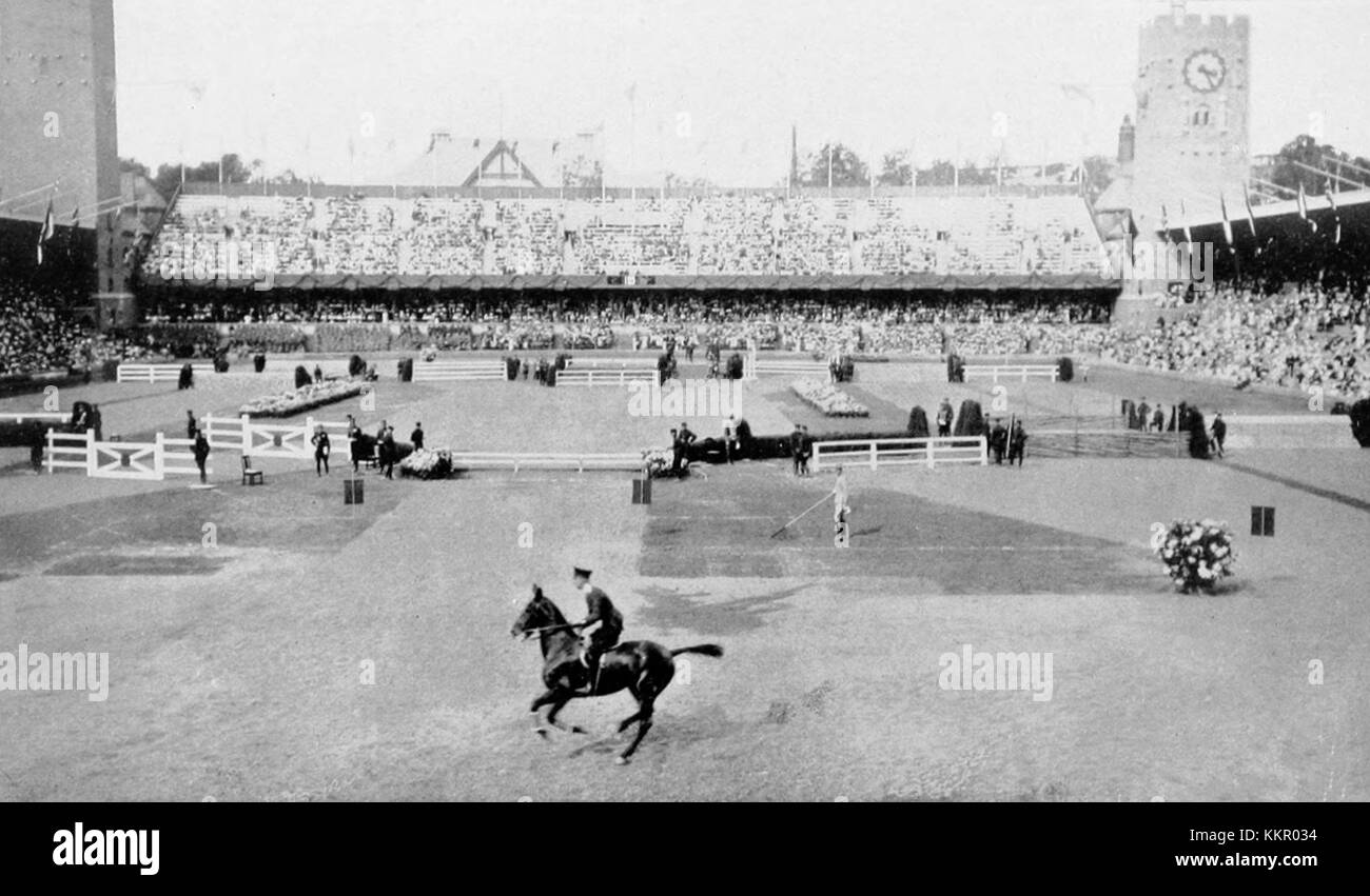 Le stade OG de 1912, également connu sous le nom de stade olympique de Stockholm, a accueilli les Jeux olympiques d'été de 1912. Cette image capture l'excitation de l'événement de saut en hauteur, qui fait partie des compétitions d'athlétisme. Banque D'Images
