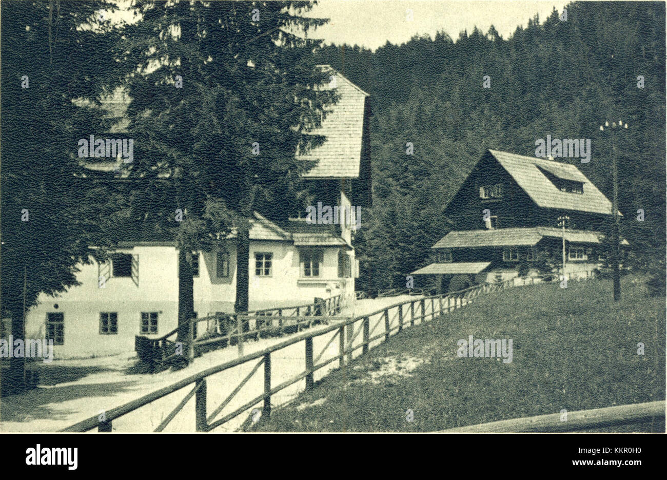 Une carte postale de Planica de 1948, mettant en valeur la célèbre colline de saut à ski en Slovénie. L'image met en évidence la beauté naturelle de la région et son importance dans l'histoire des sports d'hiver. Banque D'Images
