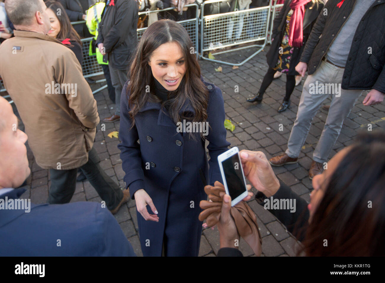 Le prince Harry et Meghan markle à Nottingham le vendredi 1er décembre. D'énormes foules accueilli le prince Harry et Meghan markle à leur arrivée à Nottingham ce matin (vendredi) pour effectuer leur premier engagement royal ensemble. Des centaines de sympathisants s'est vague et applaudir au couple nouvellement recrutés, qui sont mis à le faire en mai prochain. la paire sont à Nottingham pour deux allocutions aujourd'hui, la sensibilisation au VIH/sida et de la criminalité chez les jeunes. Ils visitent la nottingham contemporary, qui est l'hôte d'un Terrence Higgins Trust World AIDS Day charity juste. ils se rendront ensuite à notting Banque D'Images