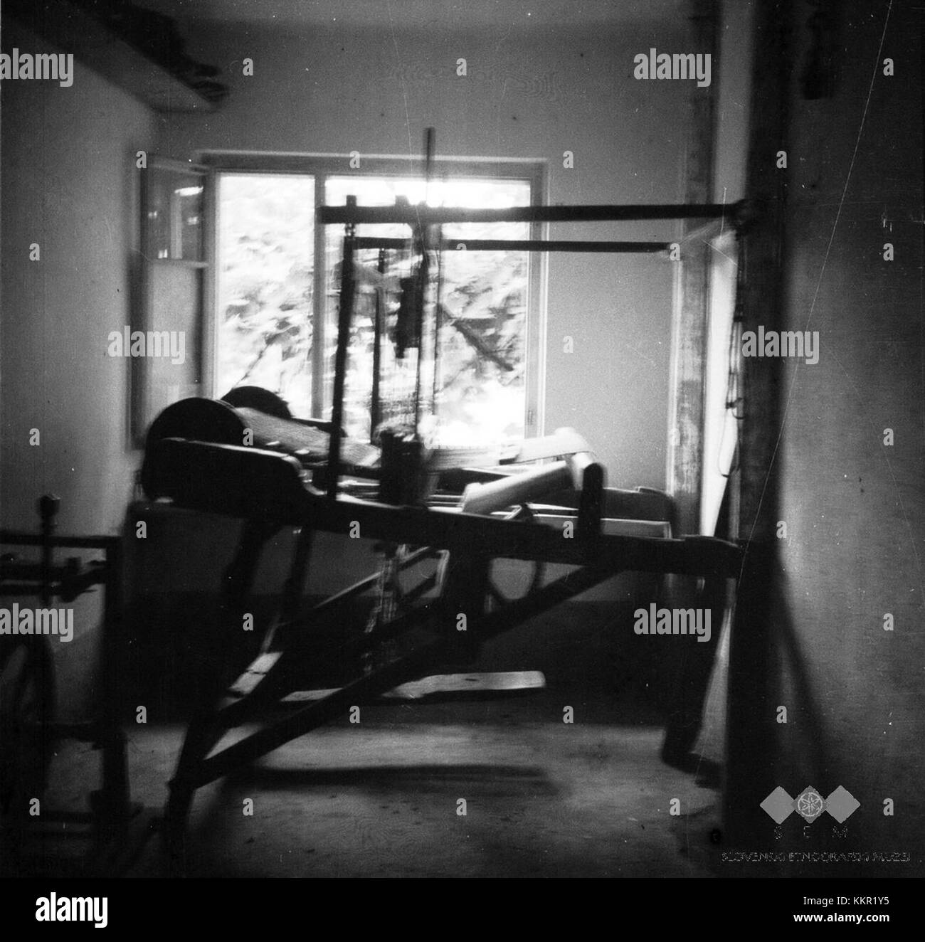 Statve et Udje, un document historique datant de 1948, donnent un aperçu de la période d'après-guerre et des conditions culturelles dans la région. Le document met en lumière les changements sociaux et l'environnement politique au lendemain de la seconde Guerre mondiale Banque D'Images