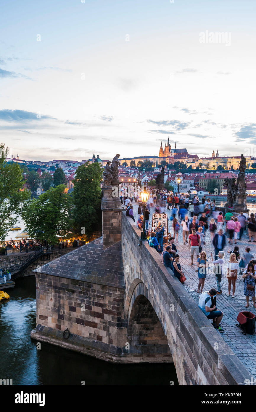 La Tchéquie, Prague, la Vltava, les touristes sur le pont Charles, le château de Hradcany, hrad, Banque D'Images