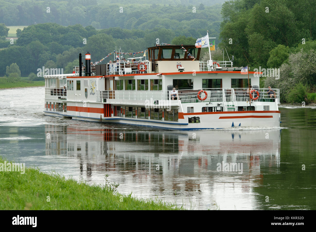 Excursion en bateau sur le Weser entre Bad Karlshafen et Höxter, Basse-Saxe, Allemagne Banque D'Images