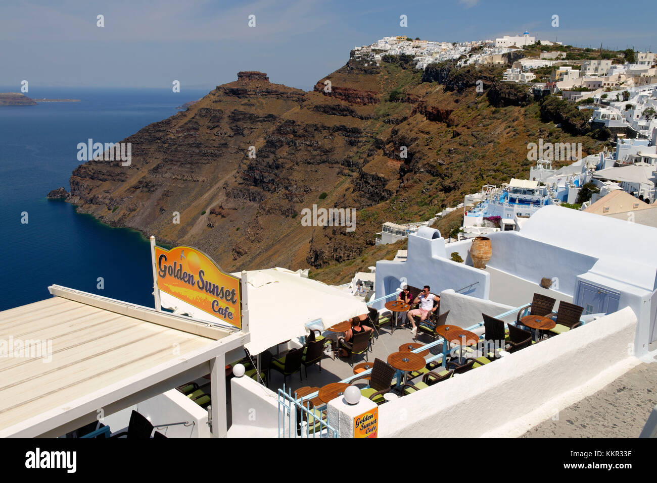 Vue sur la skaros rock et Imerovigli, île de Santorin, la mer Égée, les Cyclades, îles de la mer Égée, Grèce Banque D'Images