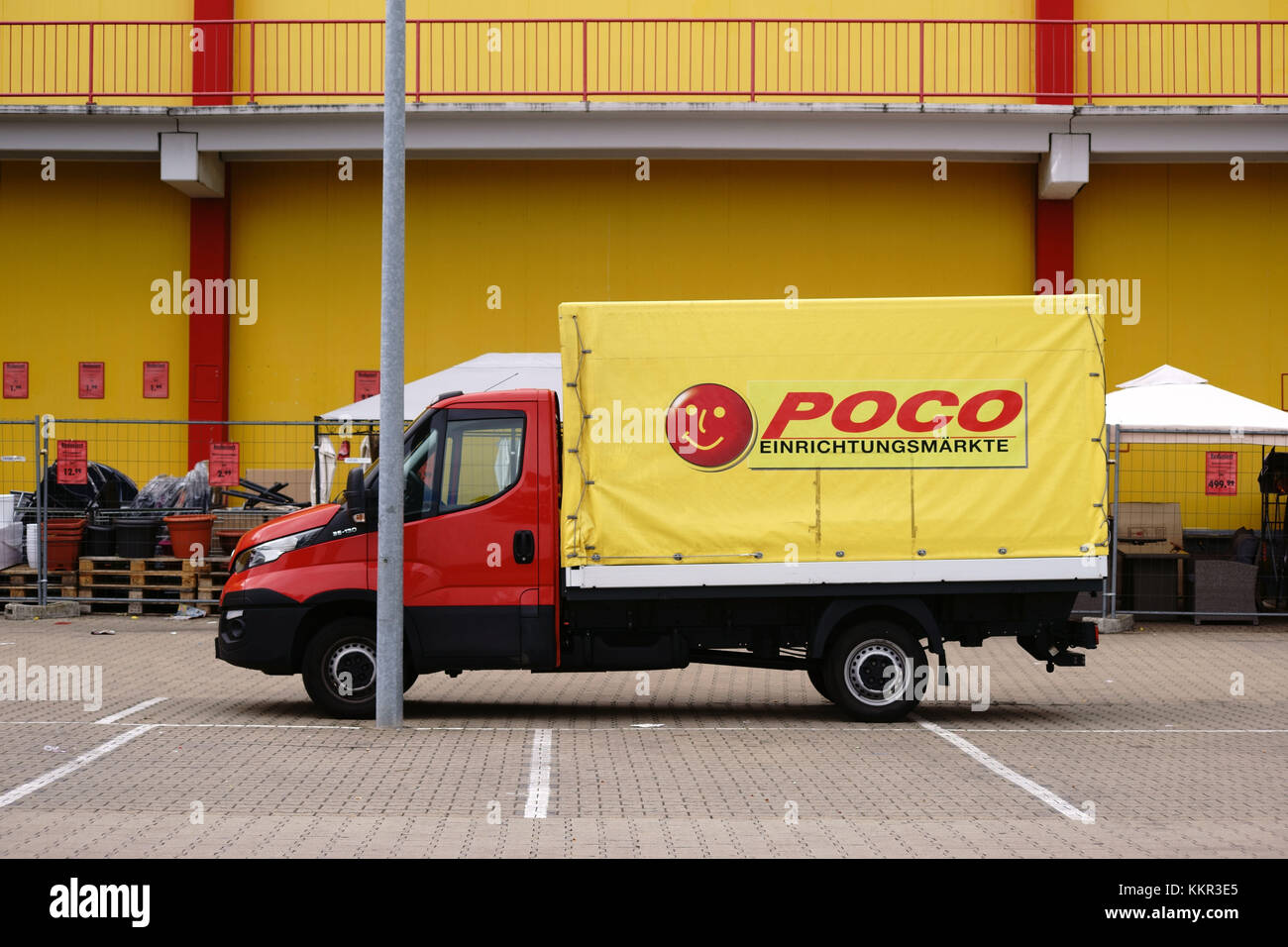 Un petit camion debout sur un parking de la boutique de meubles Poco. Banque D'Images