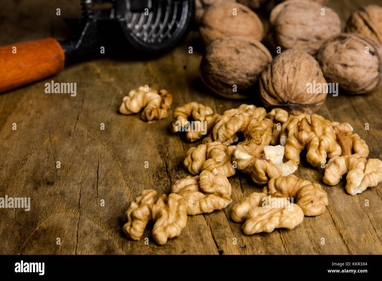 La vie toujours avec les cerneaux de noix et noisette sur le vieux bois board Banque D'Images