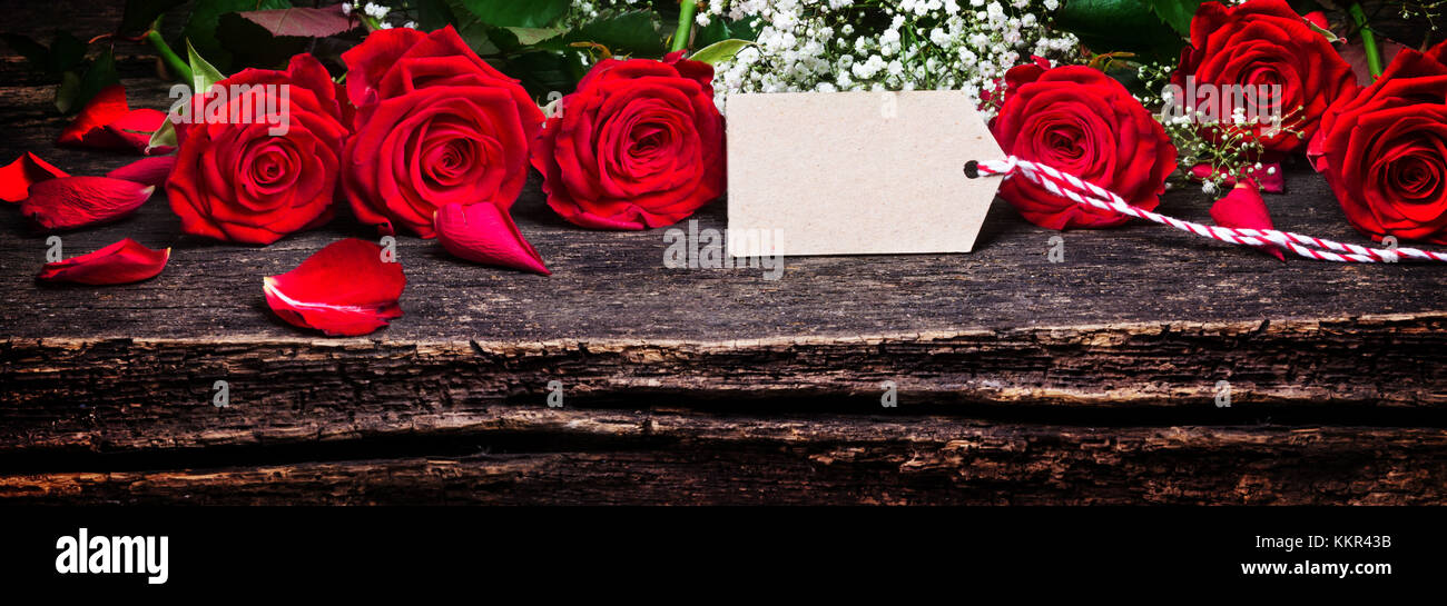 Carte de vœux, roses rouges sur bois Banque D'Images