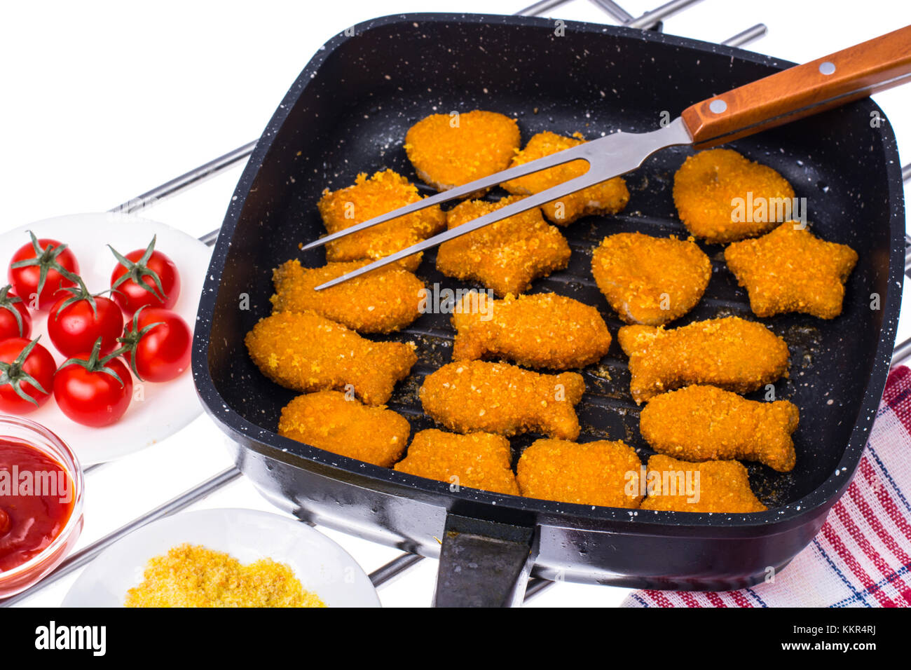 Bâtonnets de poisson frit dans une poêle Banque D'Images