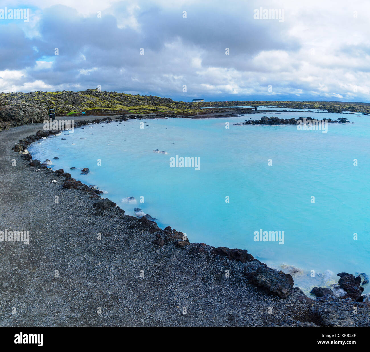Paysage volcanique et piscines d'eau chaude près du lagon bleu, dans un champ de lave en grindavik sur la péninsule de Reykjanes, au sud-ouest de l'islande Banque D'Images