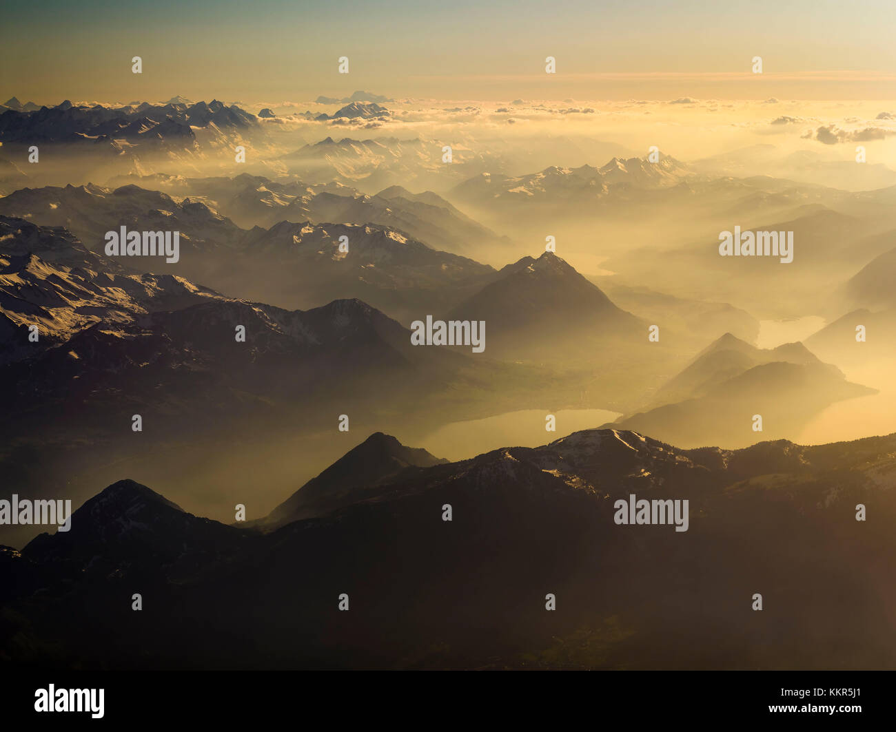 Après-midi au-dessus de la brume les alpes suisses Banque D'Images