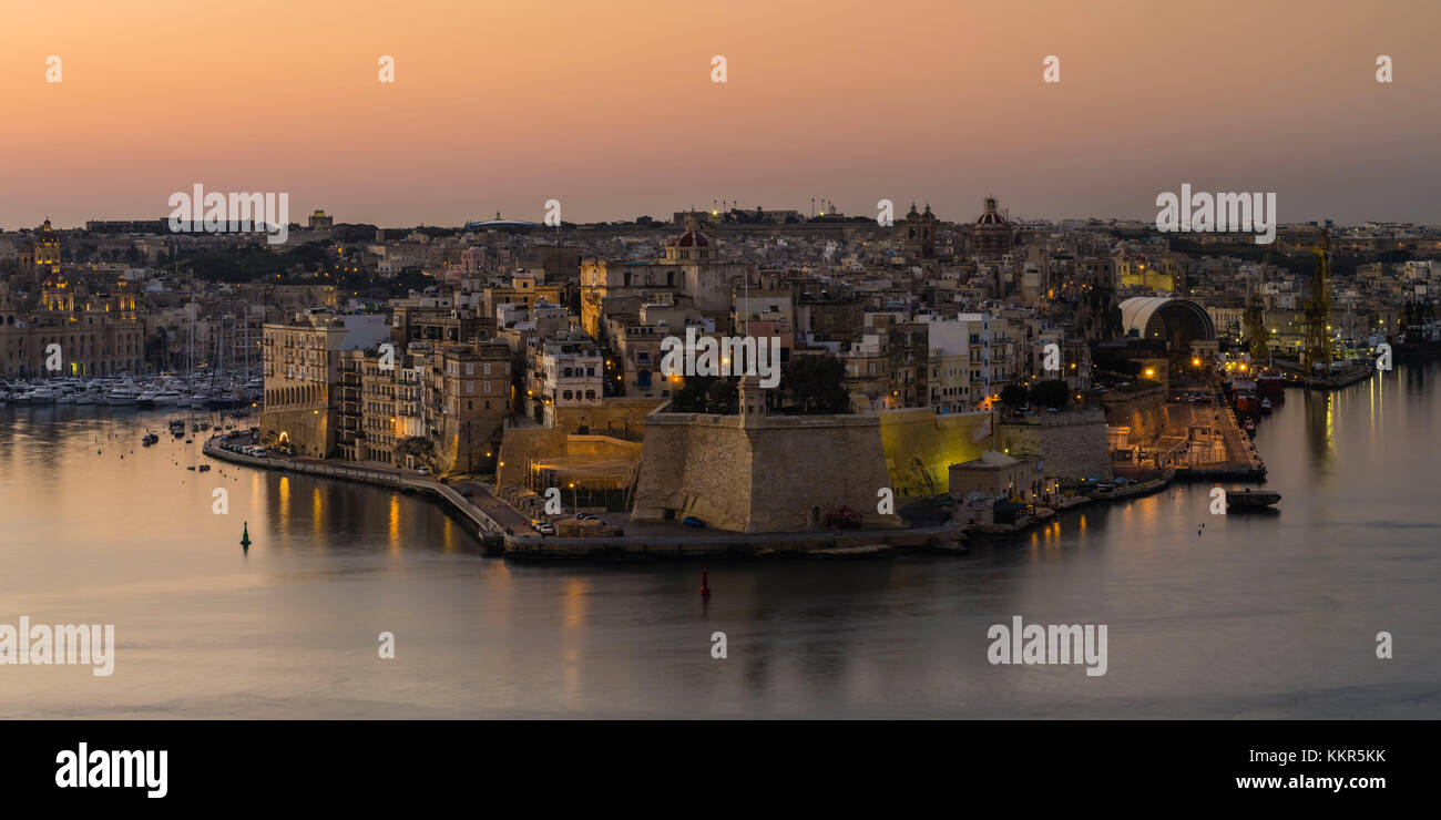 Lever du soleil au-dessus de grand port de la valette à Malte avec vue sur senglea Banque D'Images