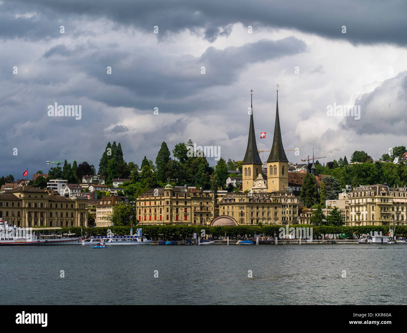 Atmosphère orageuse sur Lucerne avec église de cour Banque D'Images