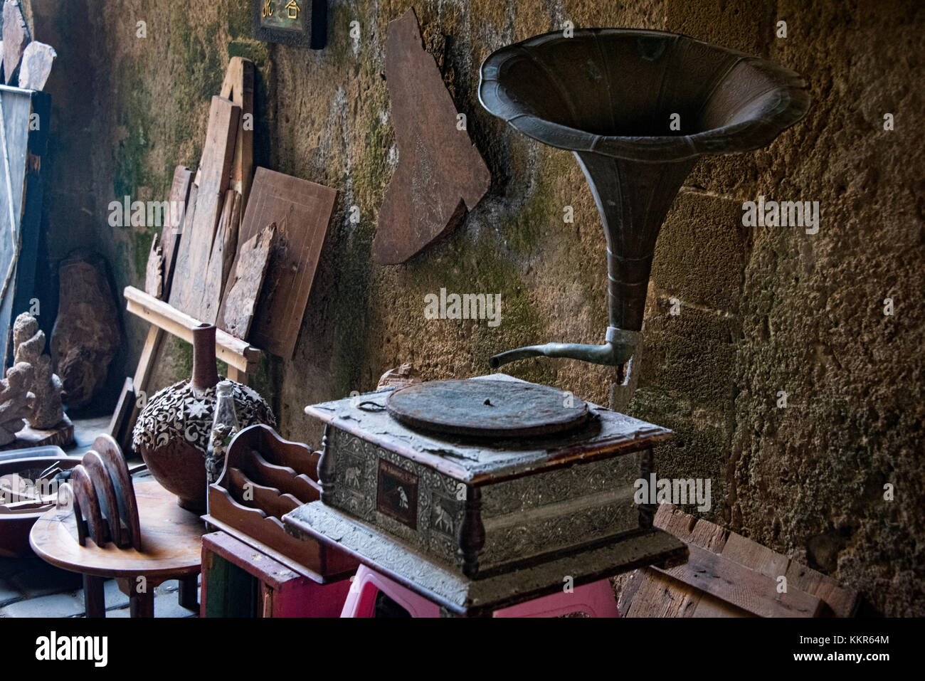 Battez le vieux gramophone en vente dans un marché de la vieille ville d'Essaouira Banque D'Images