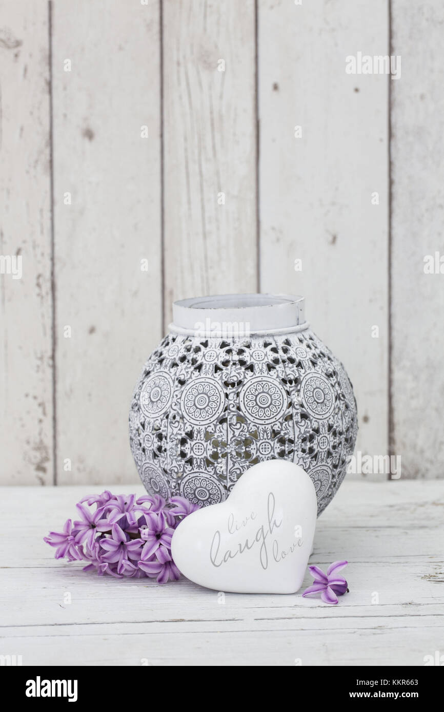 Vase avec fleurs de jacinthe et forme de cœur, Close up, still life Banque D'Images