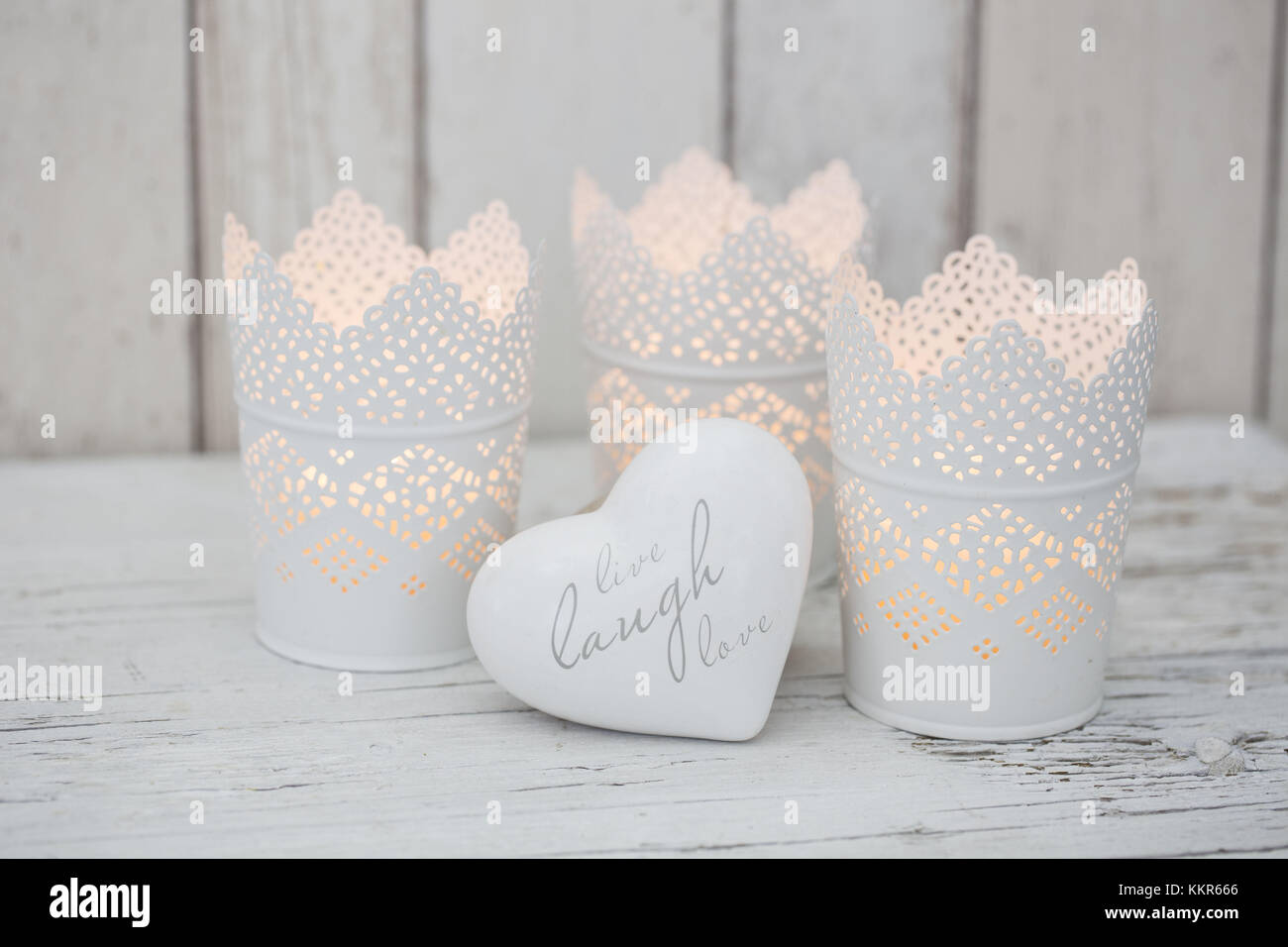 Des bougies dans des pots et pendentif coeur comme décoration, still life Banque D'Images