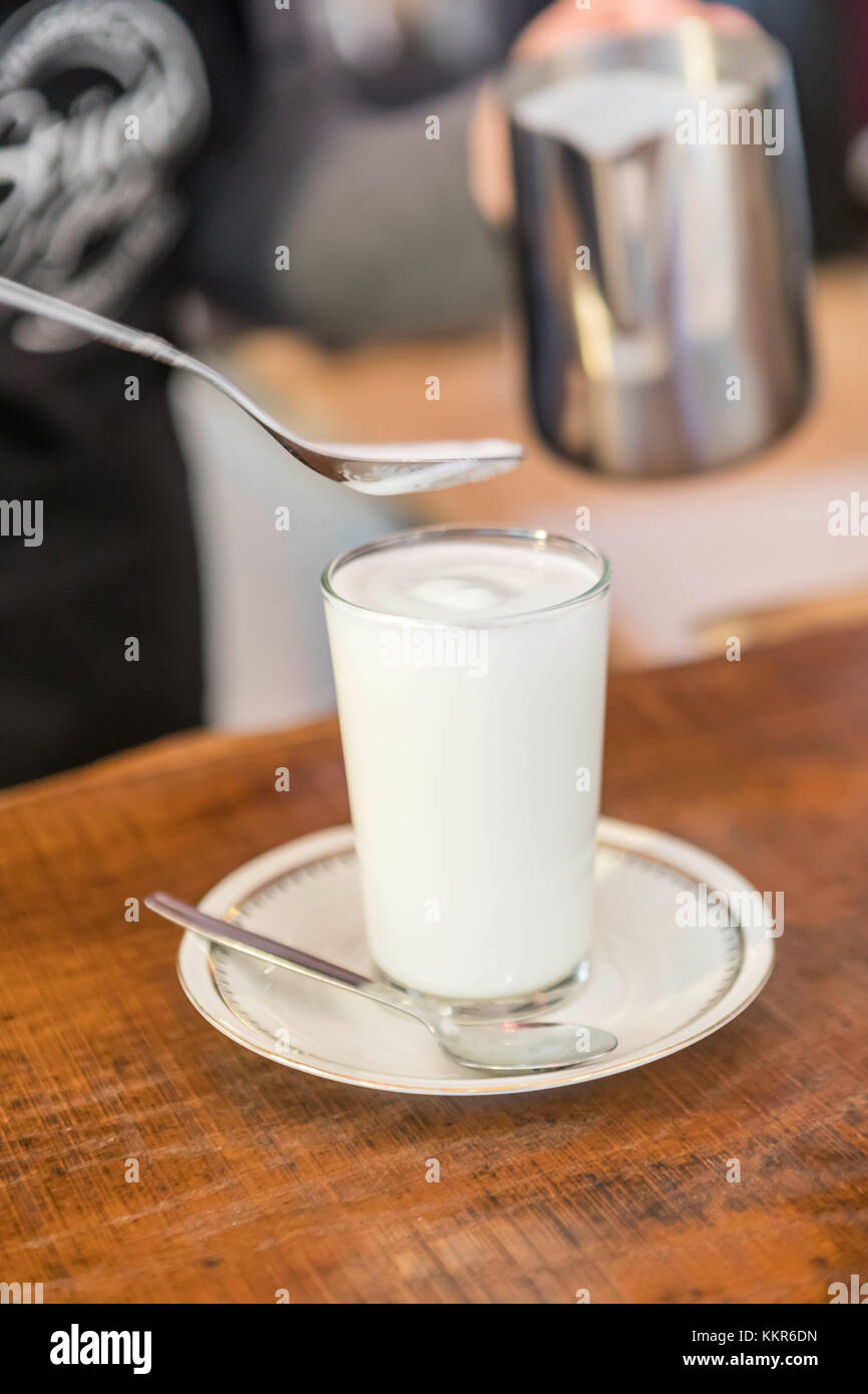 Verser la mousse de lait pour Latte Macchiato, gros plan, dans la boutique « tückgut » non emballée, Altona, Hambourg, Allemagne Banque D'Images