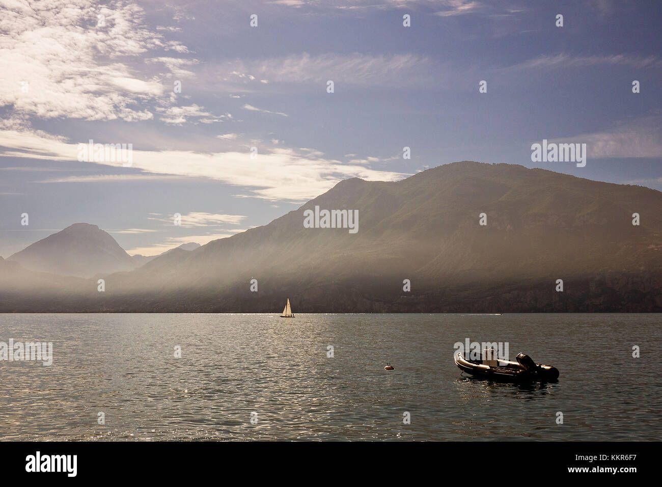 Chaude journée d'été sur le lac de garde Banque D'Images