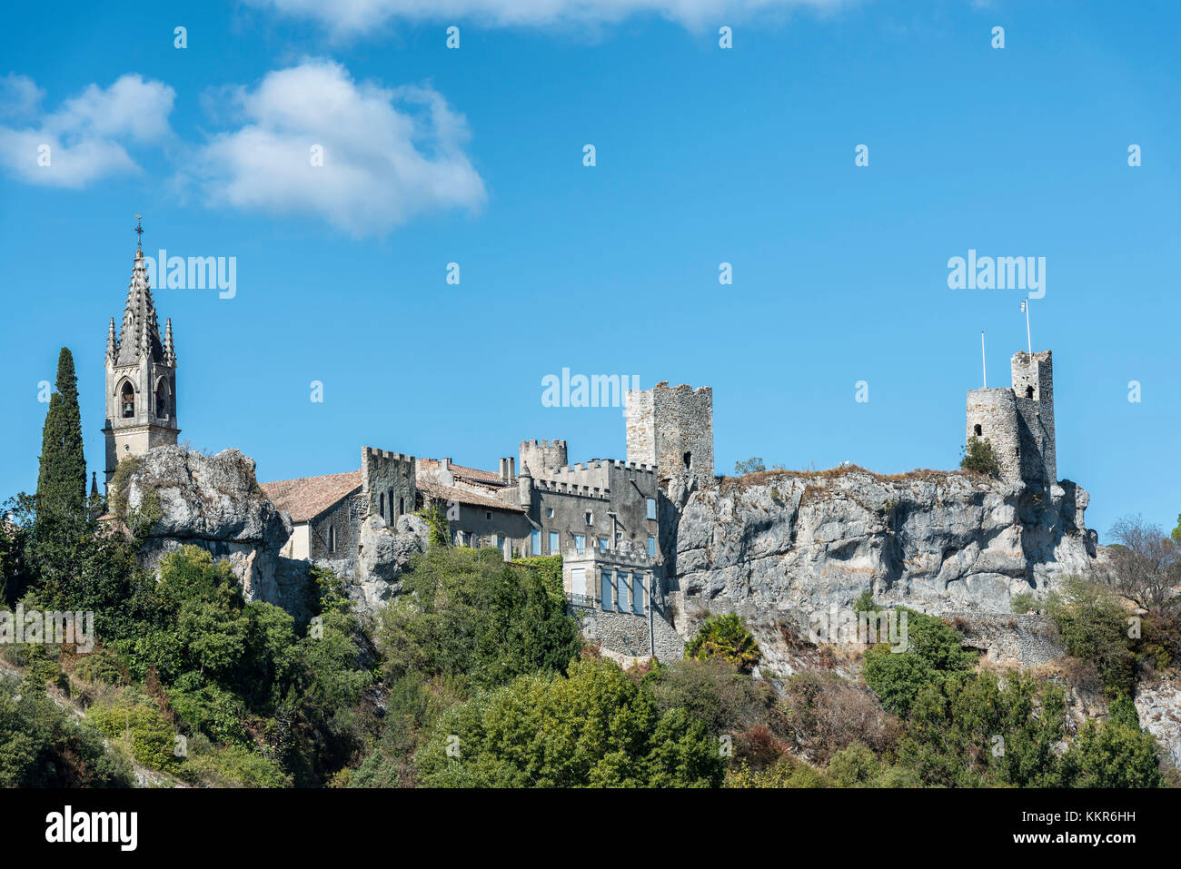 Aiguèze, Gard, Languedoc-Roussillon, France, Europe. Aiguèze est l'un des 250 plus beaux villages de France. Il est situé dans le département du Gard dans la région occitanie, arrondissement de Nîmes, canton de Pont-Saint-Esprit. Banque D'Images