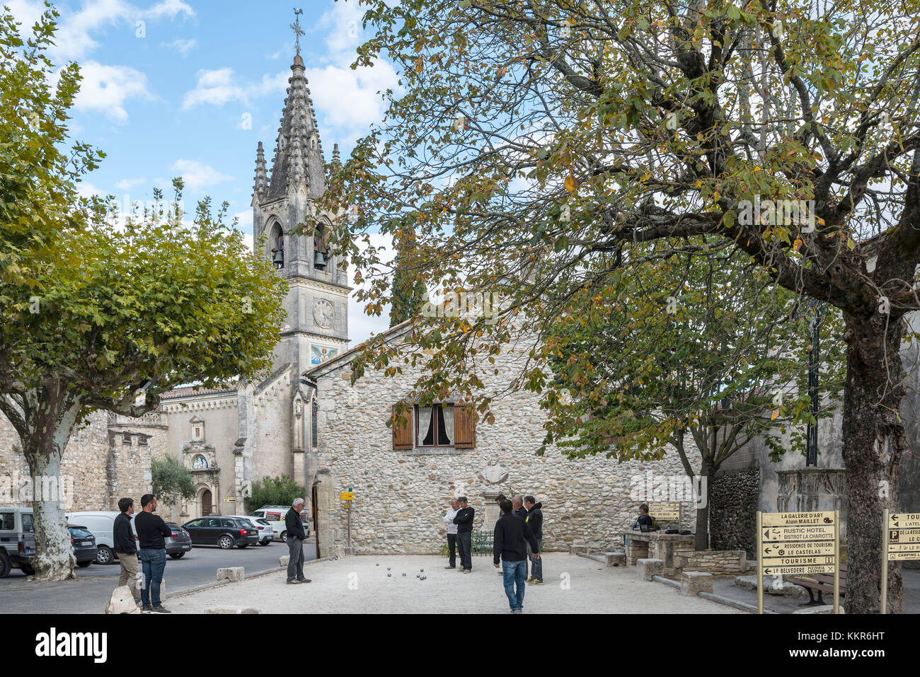 Aiguèze, Gard, Languedoc Roussillon, France, Europe, Boules joueurs dans le centre d'Aiguèze. Aiguèze est l'un des 250 plus beaux villages de France. Il est situé dans le département du Gard dans la région occitanie et dans le canton de Pont-Saint-Esprit. Banque D'Images