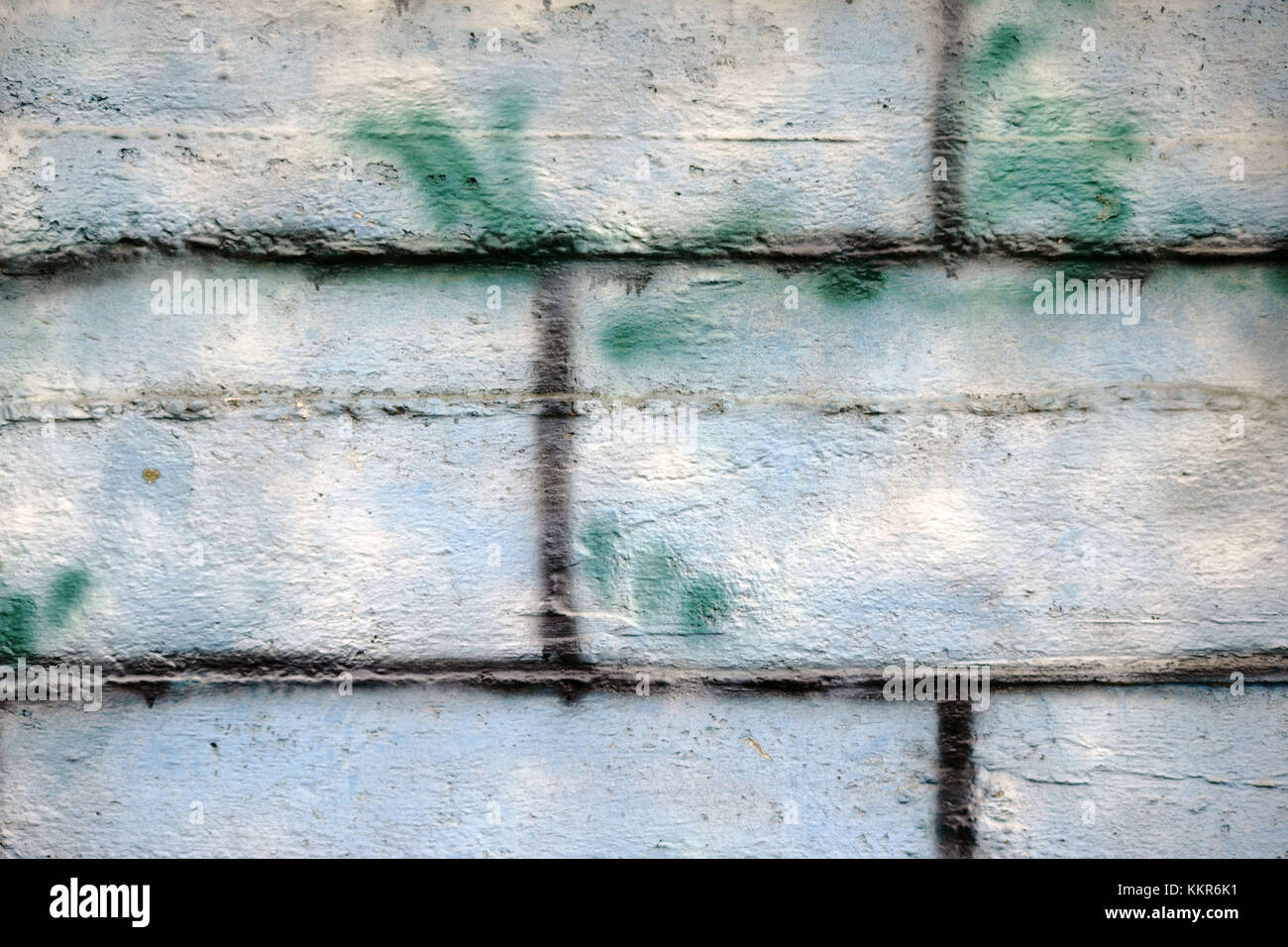 Détail et gros plan d'un mur en briques blanches avec taches de couleur et de peinture. Banque D'Images