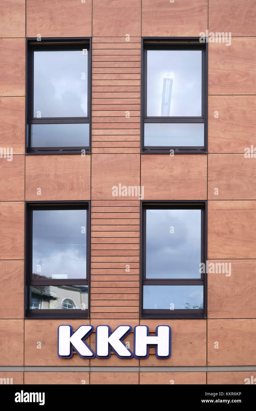 La façade du bâtiment de bureau moderne de la Kaufmännische Krankenkasse KKH avec logo et fenêtres de bureau à Mayence. Banque D'Images