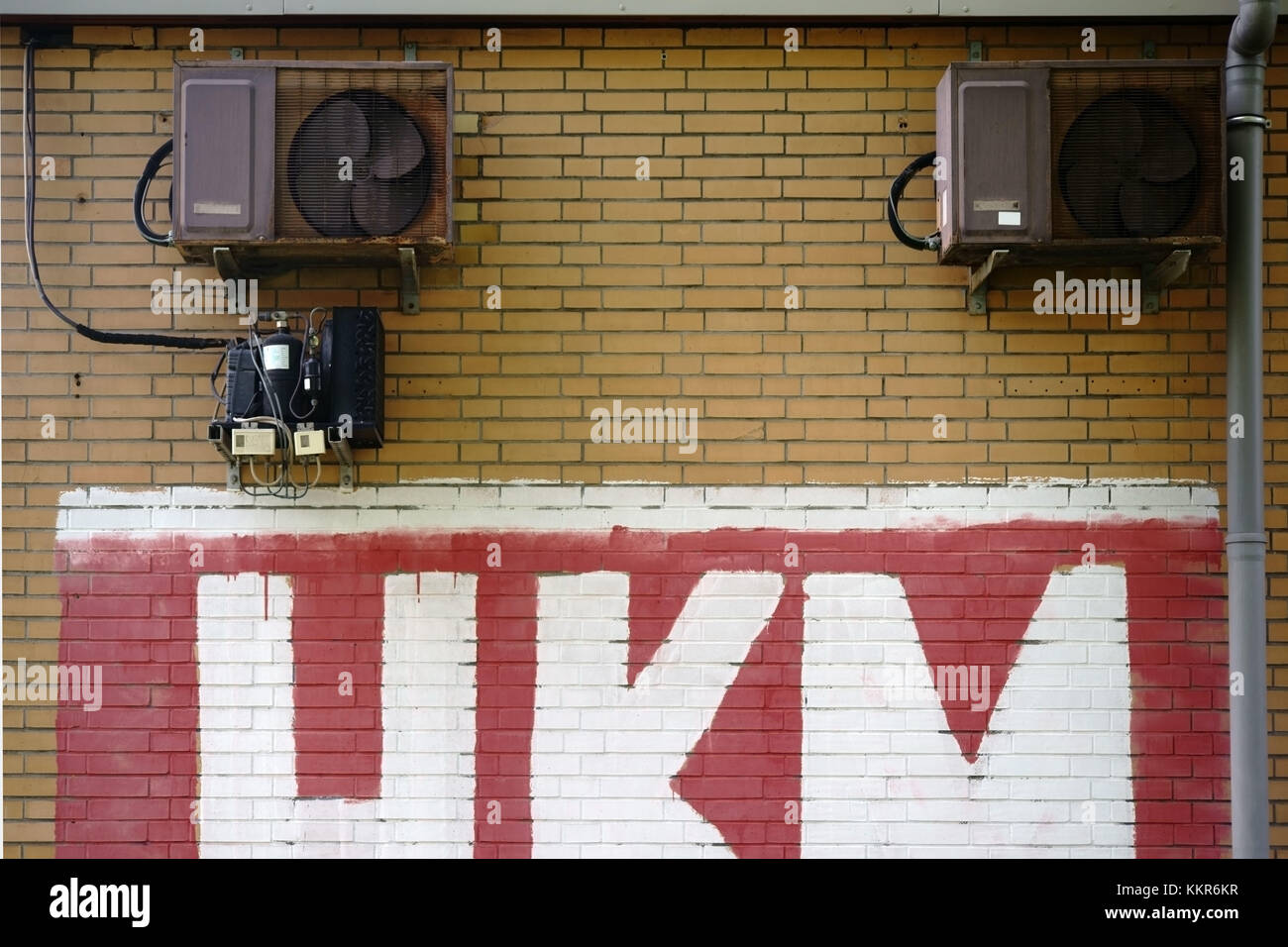 Un barrack peint avec des murs en briques et une ventilation rouillée. Banque D'Images