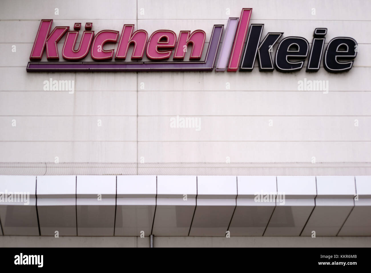 Plaque signalétique et logo du marché de l'ameublement des cuisines Küchen Keie sur la façade d'un bâtiment Banque D'Images