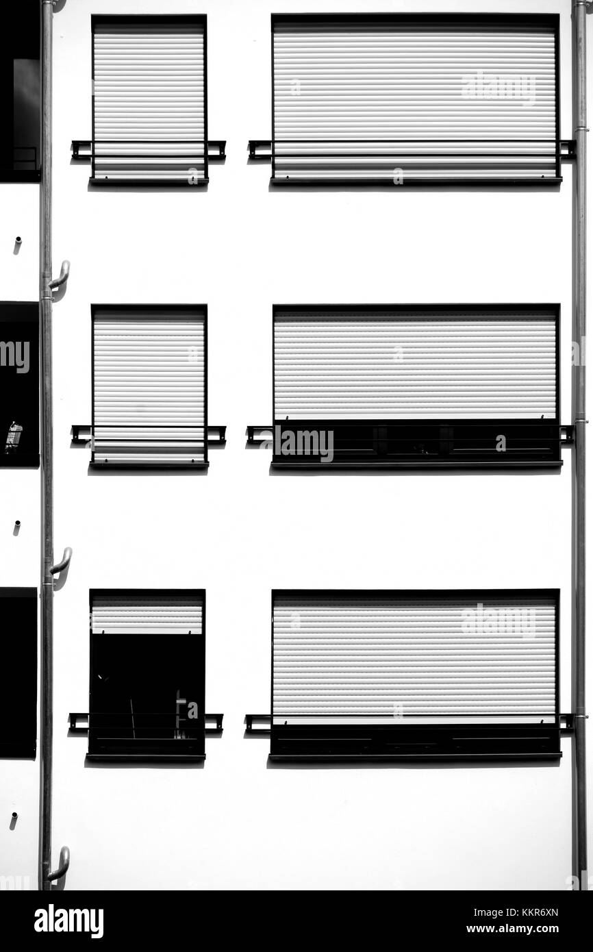 Façade d'un bâtiment résidentiel moderne avec fenêtre en métal et en métal, de stores vénitiens Banque D'Images