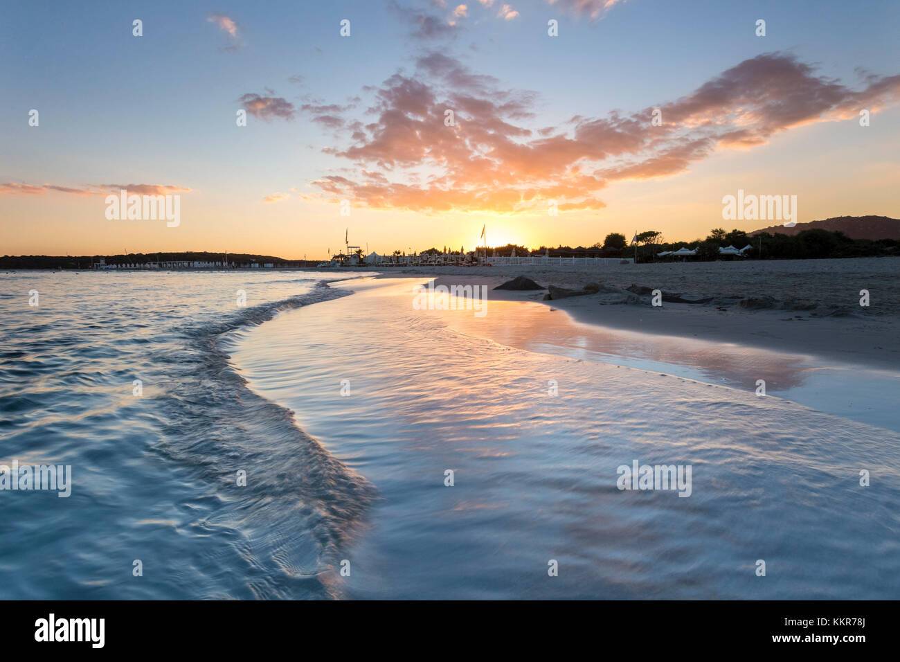 Les nuages colorés pendant un coucher de soleil à la plage de Porto Giunco, Villasimius, Cagliari, Sardaigne, Italie, Europe. Banque D'Images