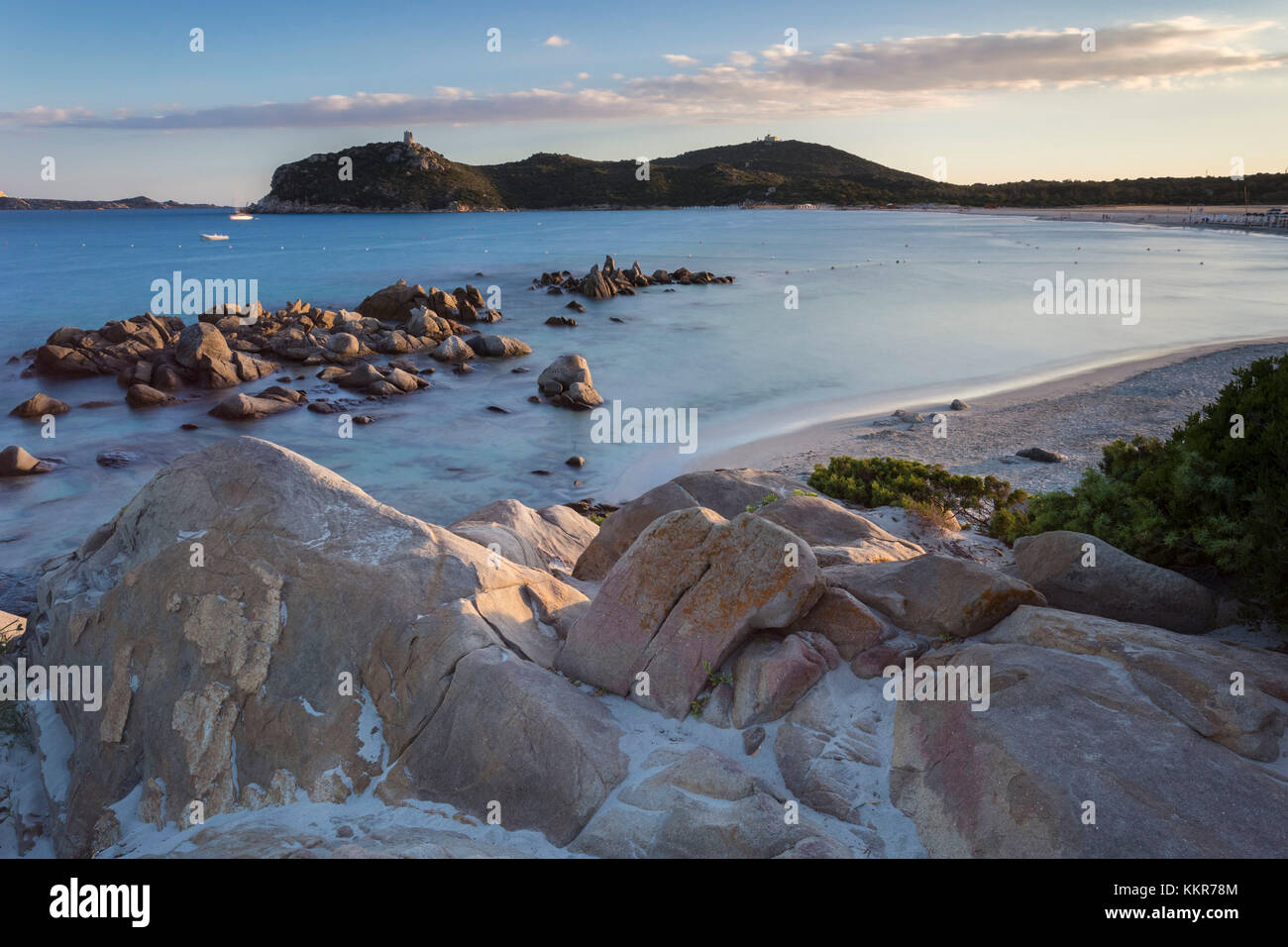 Coucher du soleil sur le récif de Porto Giunco beach et la vieille tour, Villasimius, Cagliari, Sardaigne, Italie, Europe. Banque D'Images