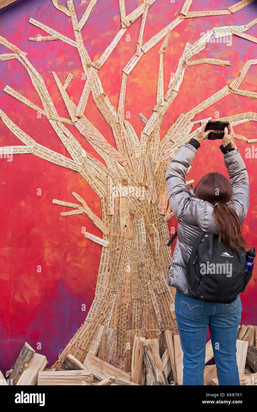 Espoirs personnels, messages et prières écrites sur lattes de bois pour la forme d'un arbre à l'Union européenne pré-carré Marché de Noël à Manhattan, New York. Banque D'Images
