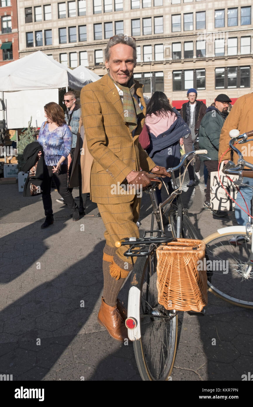 Un homme habillé sur dapper knickers et un veston sport. À l'Union Square Green Market à Manhattan, New York City. Banque D'Images
