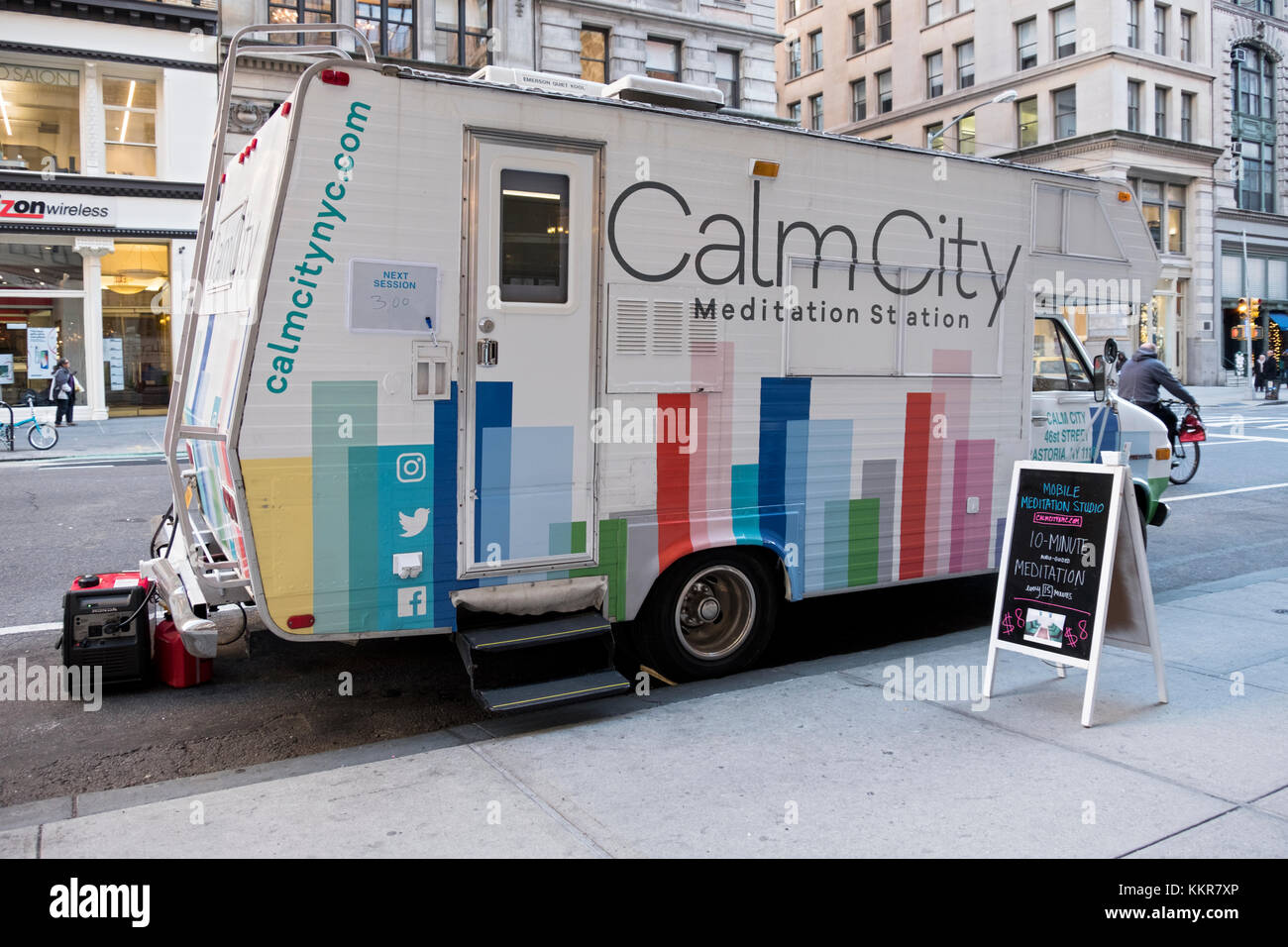 La ville calme de méditation dans un van garé sur la cinquième avenue à Manhattan, New York City. Banque D'Images