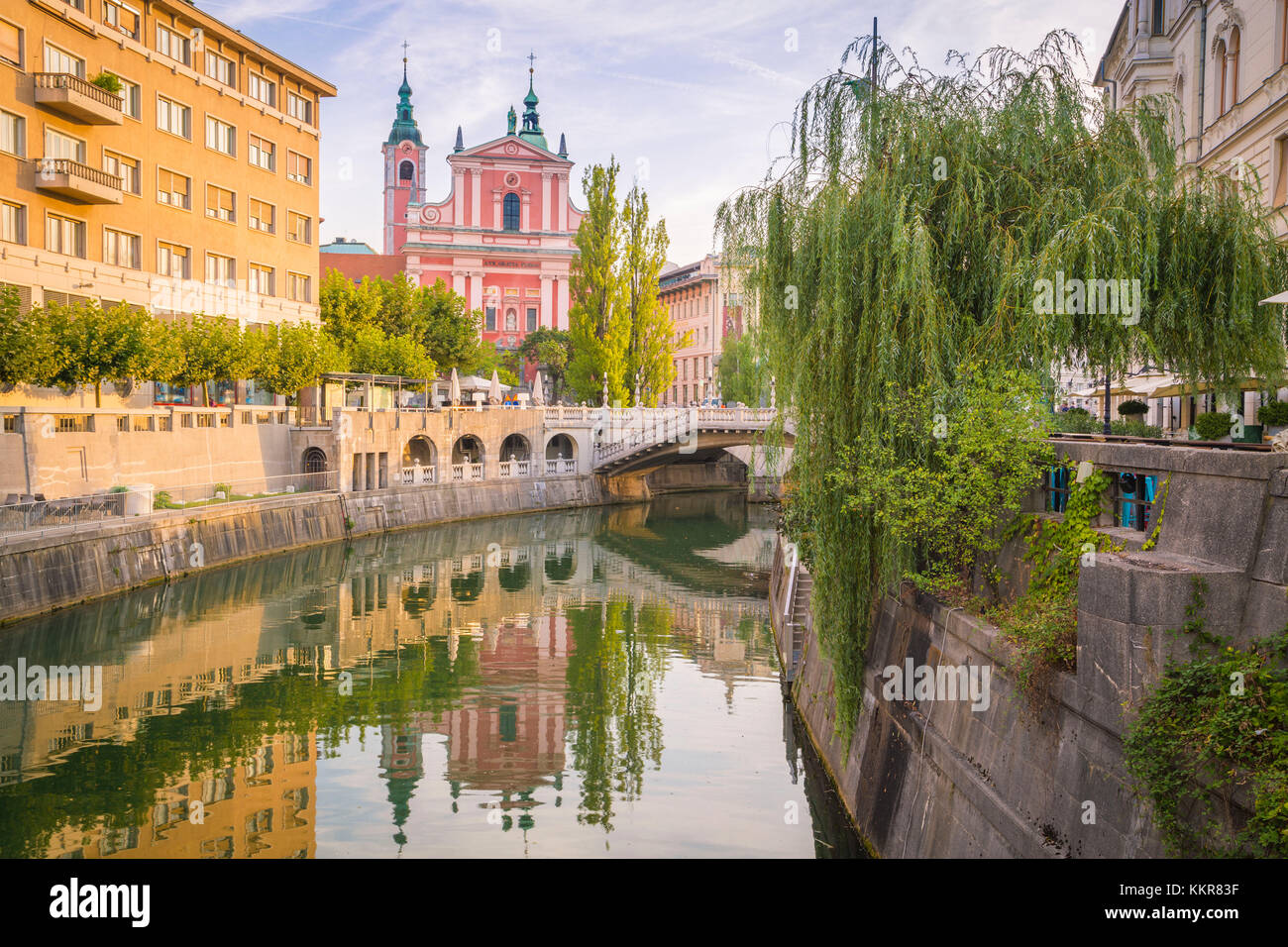 La vieille ville de Ljubljana, avec la rivière Ljubljanica, le Triple Pont et l'emblématique église de l'Annonciation franciscaine. Ljubljiana, Osrednjeslovenska, Slovénie. Banque D'Images