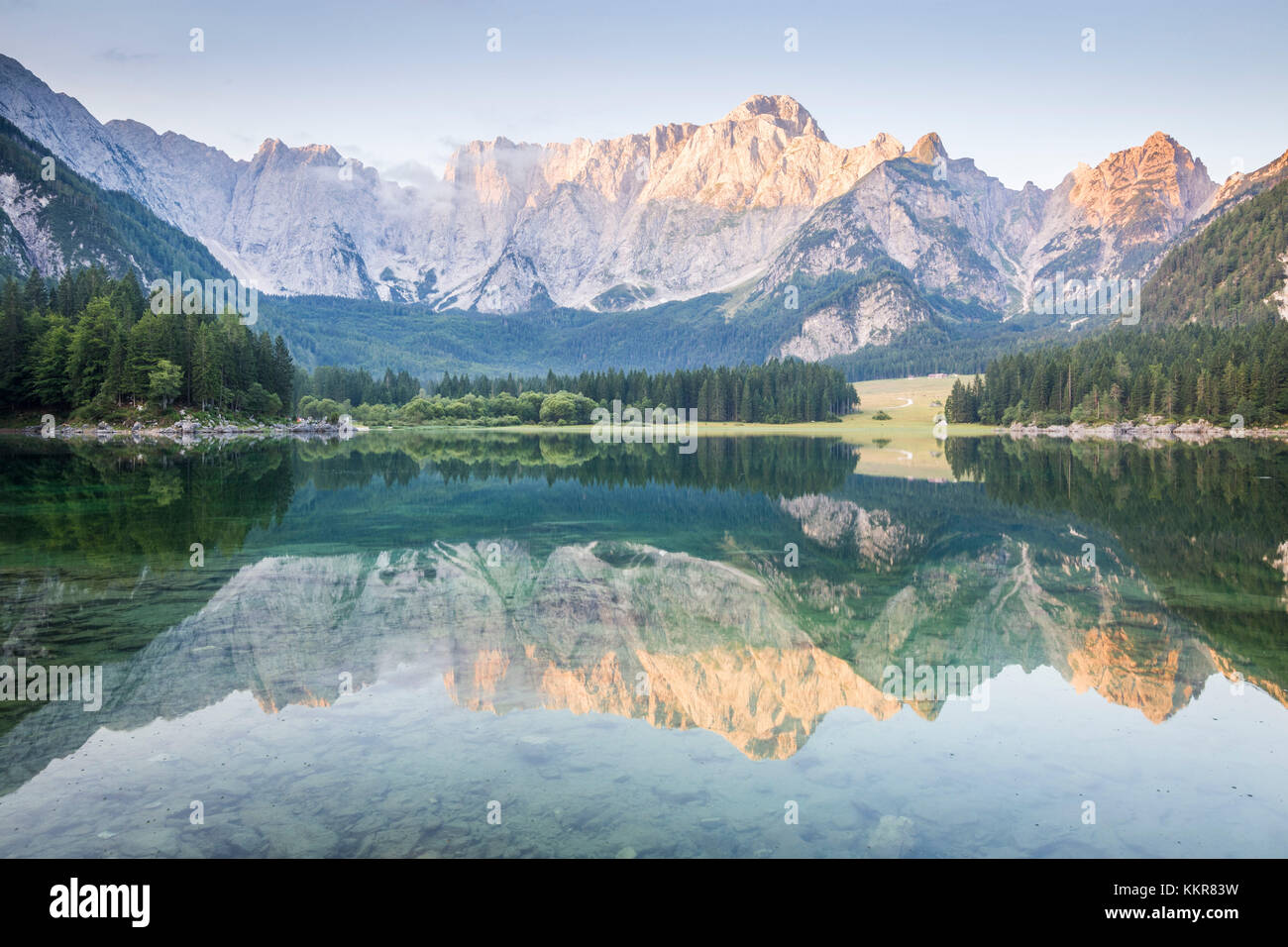 Lac Supérieur Fusine avec Mont Schloss Weikersdorf sur l'arrière-plan. Parc naturel des lacs Fusine, Tarvisio, la province d'Udine, Frioul-Vénétie Julienne, Italie. Banque D'Images