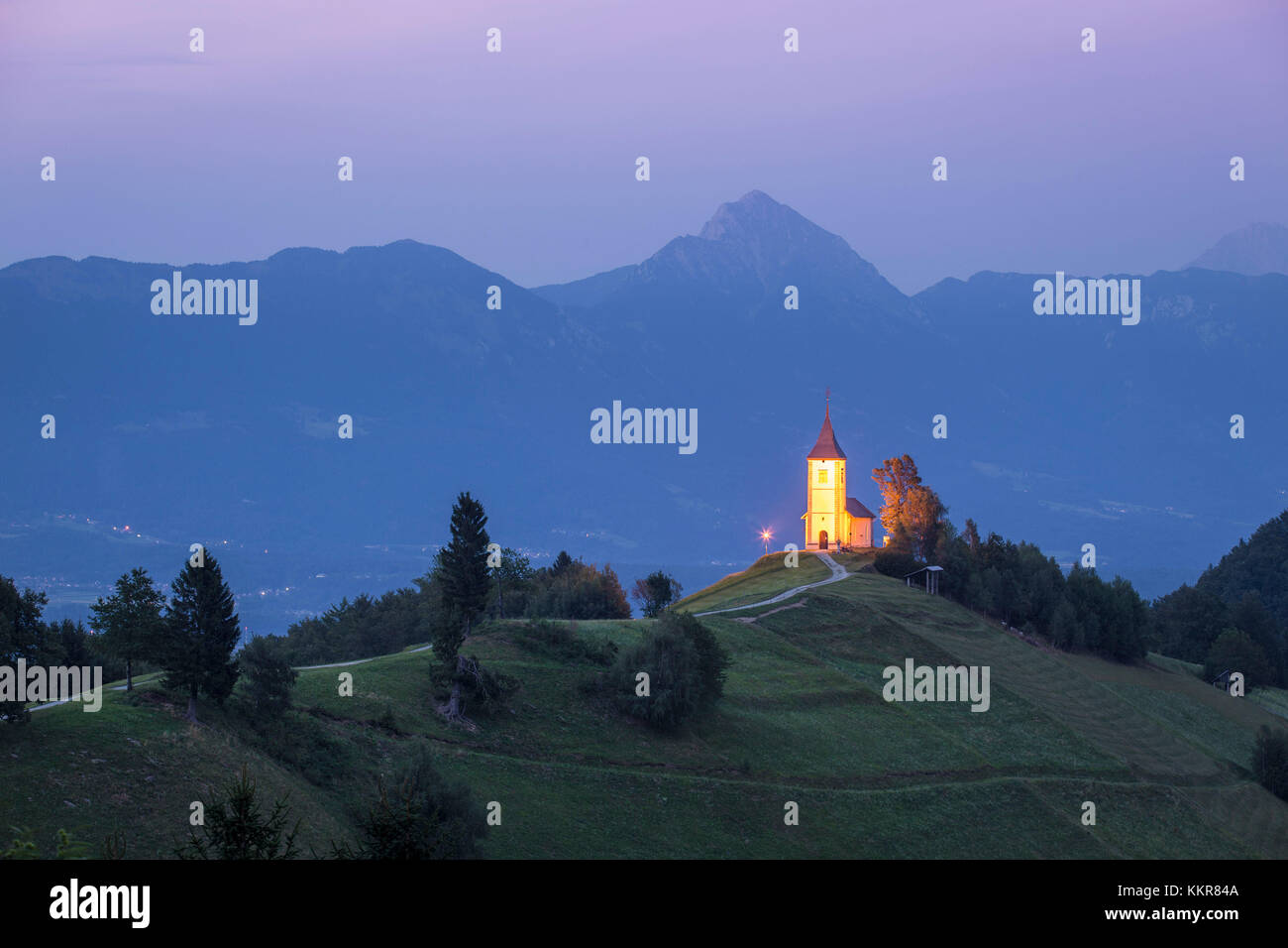 L'emblématique église Jamik, avec le Mont Triglav sur l'arrière-plan. Jamnik, Kranj, Haute-Carniole, la Slovénie. Banque D'Images
