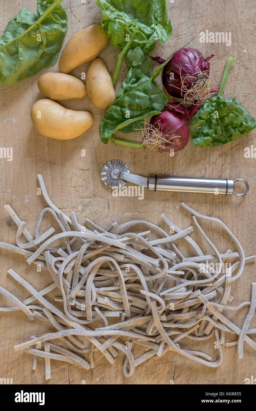 Ingrédients pour un pizzoccheri pâtes ruban plat cuisiné avec chou et pommes de terre en salade valtellina Lombardie Italie Banque D'Images