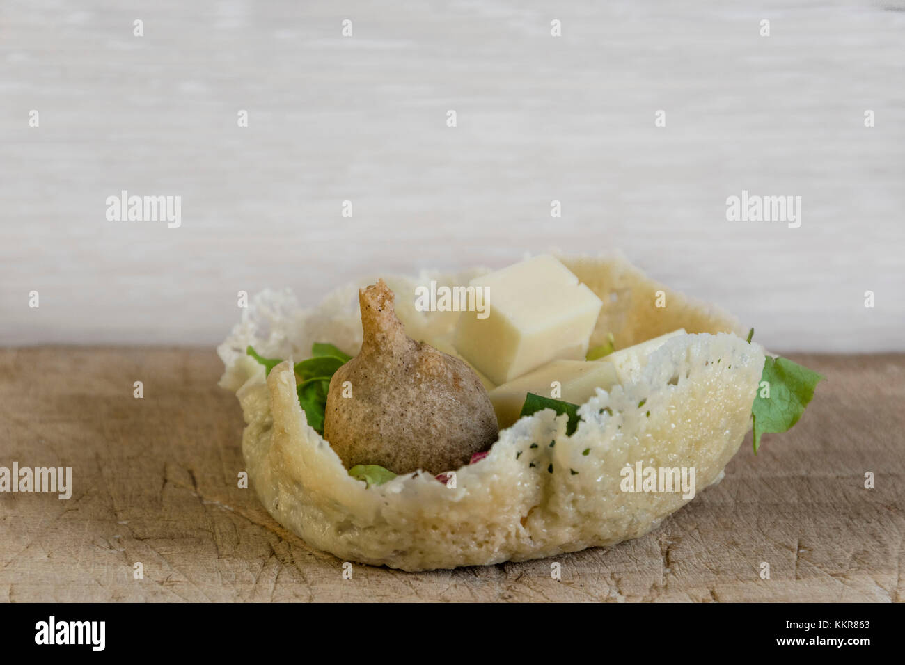 Plat typique de la Valteline et apéritif composé en sciatt sur gaufre de fromage Bitto Lombardie Italie Europe Banque D'Images