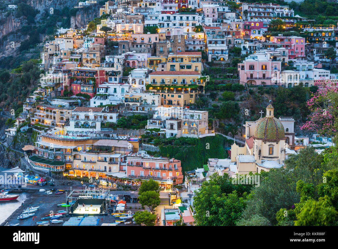 Positano, Province de Salerne, Campanie, Italie. Vue sur le centre de Positano au crépuscule Banque D'Images