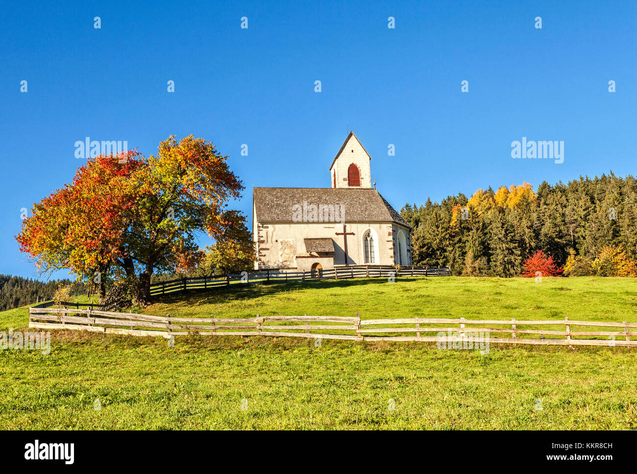 L'église de San Giacomo en automne près de la vallée des Funes de Saint-Magdalena Dolomites du Tyrol du Sud Italie Europe Banque D'Images