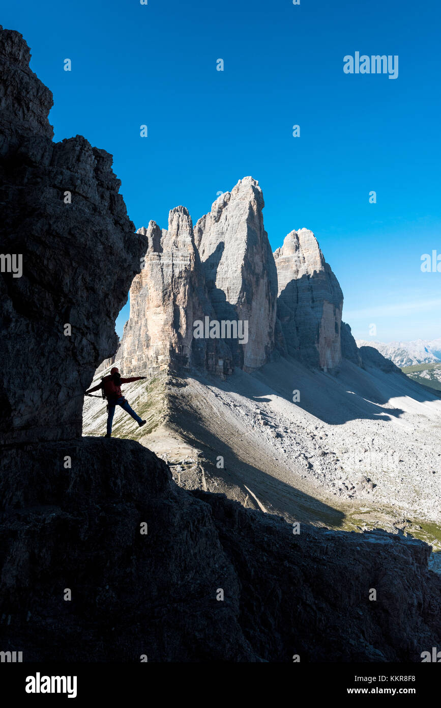 Sesto / Sexten, province de Bolzano, Dolomites, Tyrol du Sud, Italie. Silhouette d'un alpiniste devant les trois sommets de Lavaredo Banque D'Images