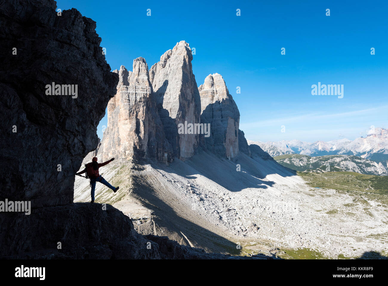 Sesto / Sexten, province de Bolzano, Dolomites, Tyrol du Sud, Italie. Silhouette d'un alpiniste devant les trois sommets de Lavaredo Banque D'Images